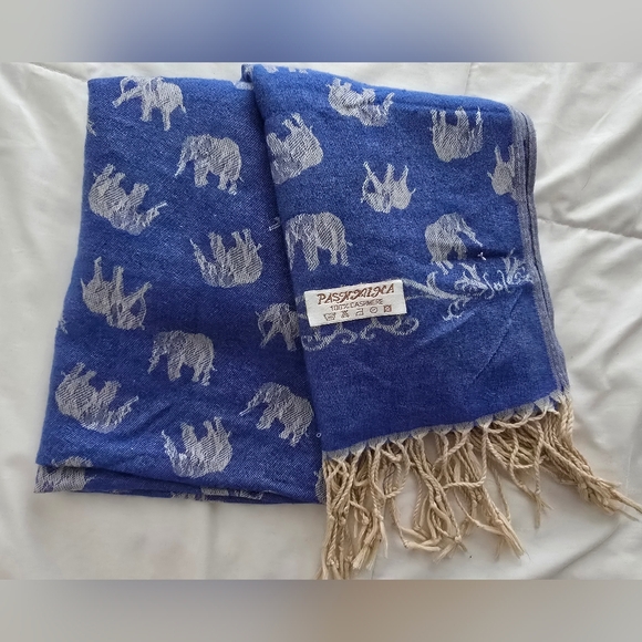 100% Cashmere Elephant Pashmina Scarf - Picture 3 of 6